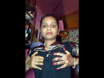 Indian girlfriend Chandni shows off her boobs
