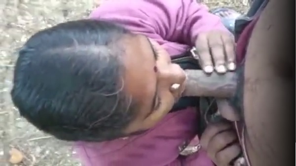 Sexvi d – South Indian bhabhi gave lover Blowjob
